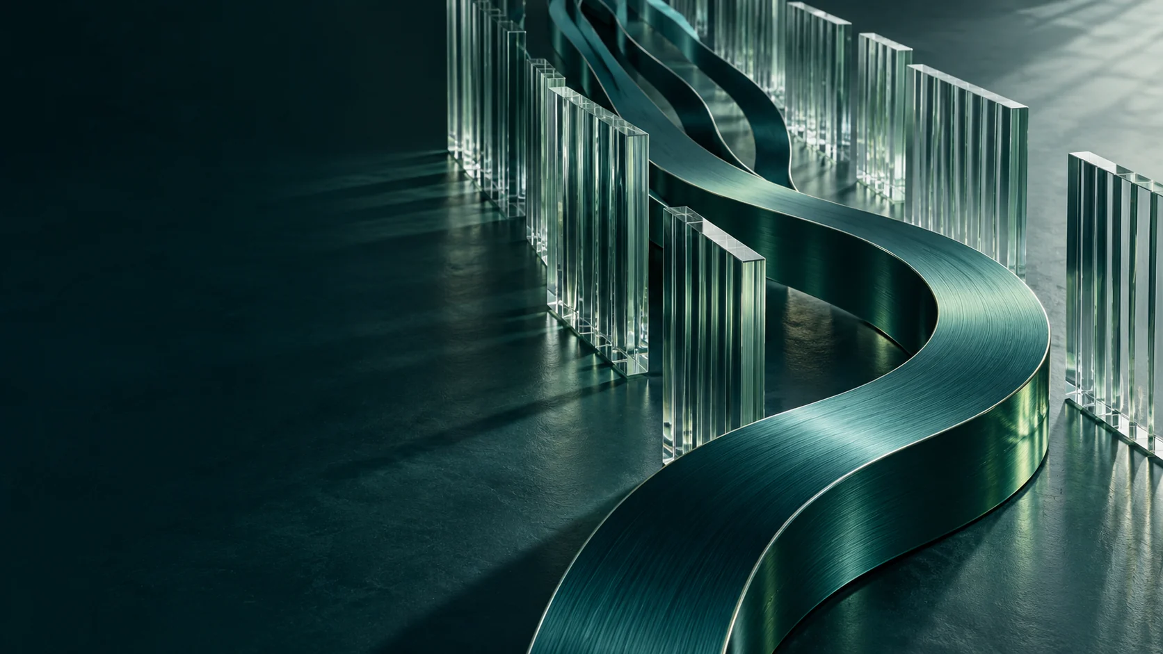Escultura conceptual de recorridos de metal teal que se conectan entre láminas de vidrio