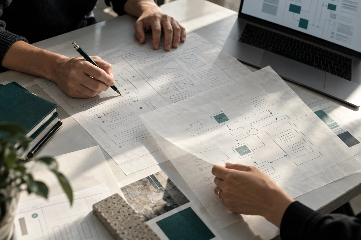 Escena conceptual de diseño colaborativo sobre prototipos de interfaces y procesos en papel